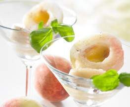 Pêches rafraîchies à la menthe