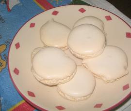 Petites meringues avec un reste de glaçage