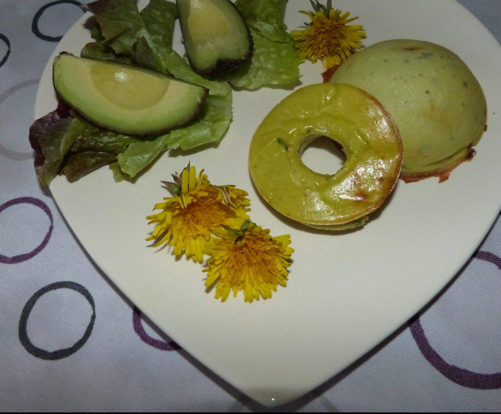 petits clafoutis d'avocat au roquefort et persil