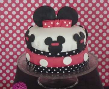 Pièce montée en pâte à sucre Minnie (Gâteau génoise, ganache montée chocolat blanc et framboises) (Sweet table Minnie)