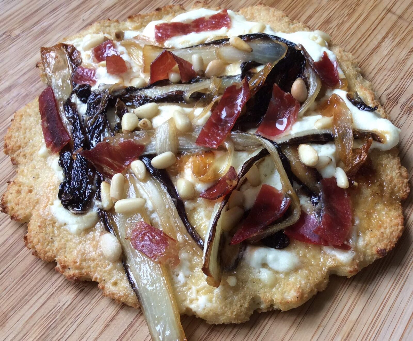 Pizza à la pâte de chou-fleur garniture endive, jambon