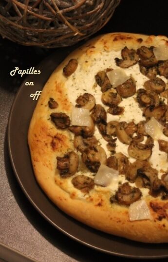 Pizza blanche aux champignons (chèvre frais et parmesan)