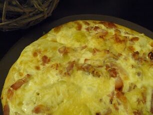 Pizza pommes de terre, lardons et crème