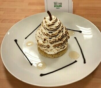 Poires pochées meringuées à la Badiane, Vanille et Cardamome au coeur de chocolat sur biscuit de blé noir - Thermostars