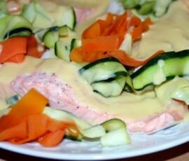 Poisson avec ses tagliatelles de carottes et de courgettes,et sa sauce nature