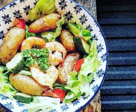 Pomme de terre rattes à l'ail, aux courgettes et crevettes