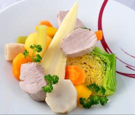 Pot au feu de légumes anciens et mignon de porcelet, jus de cuisson émulsionné à la moutarde douce et céleri