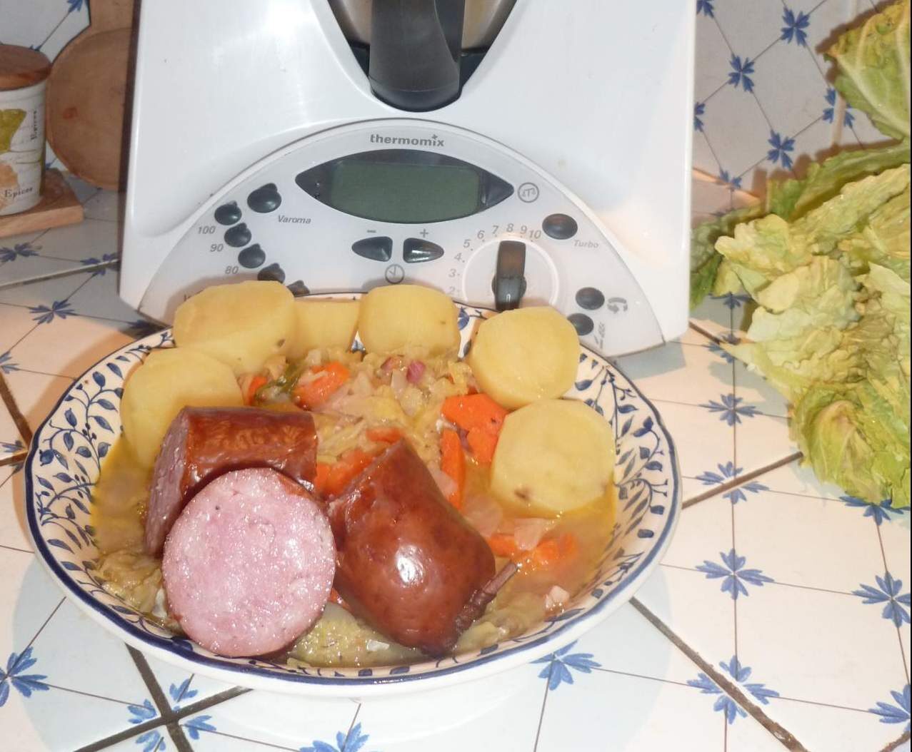 Potée au choux et saucisson de Morteau