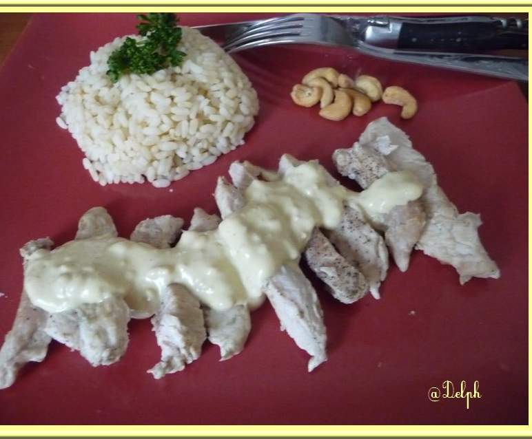 Poulet au curry lait de coco et noix de cajou.