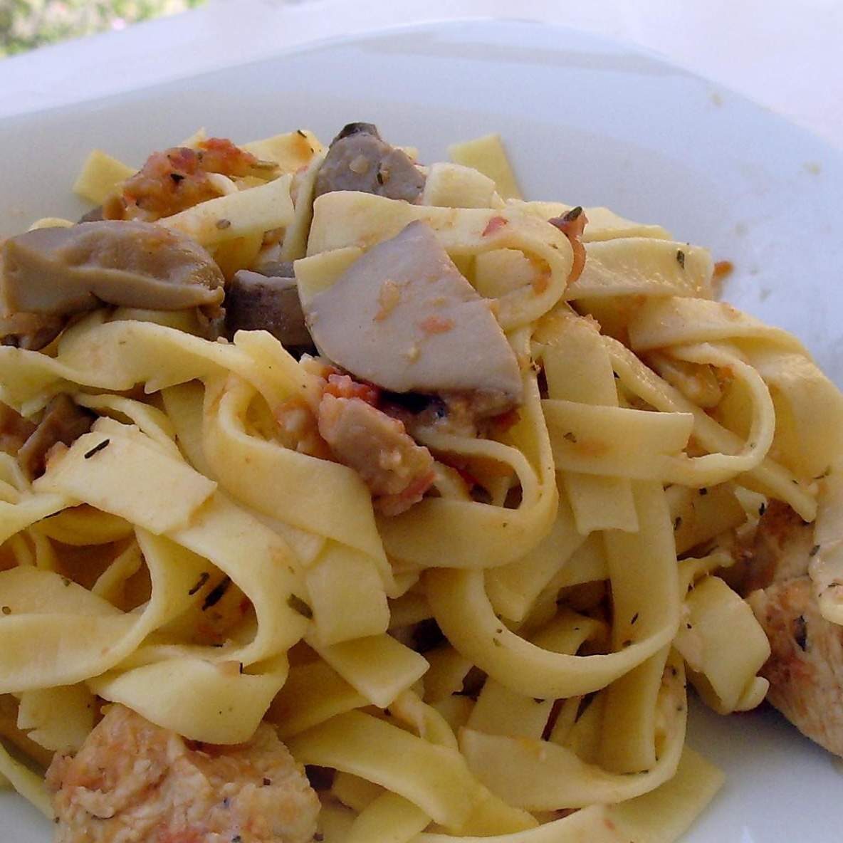 Poulet aux cèpes et à la tomate