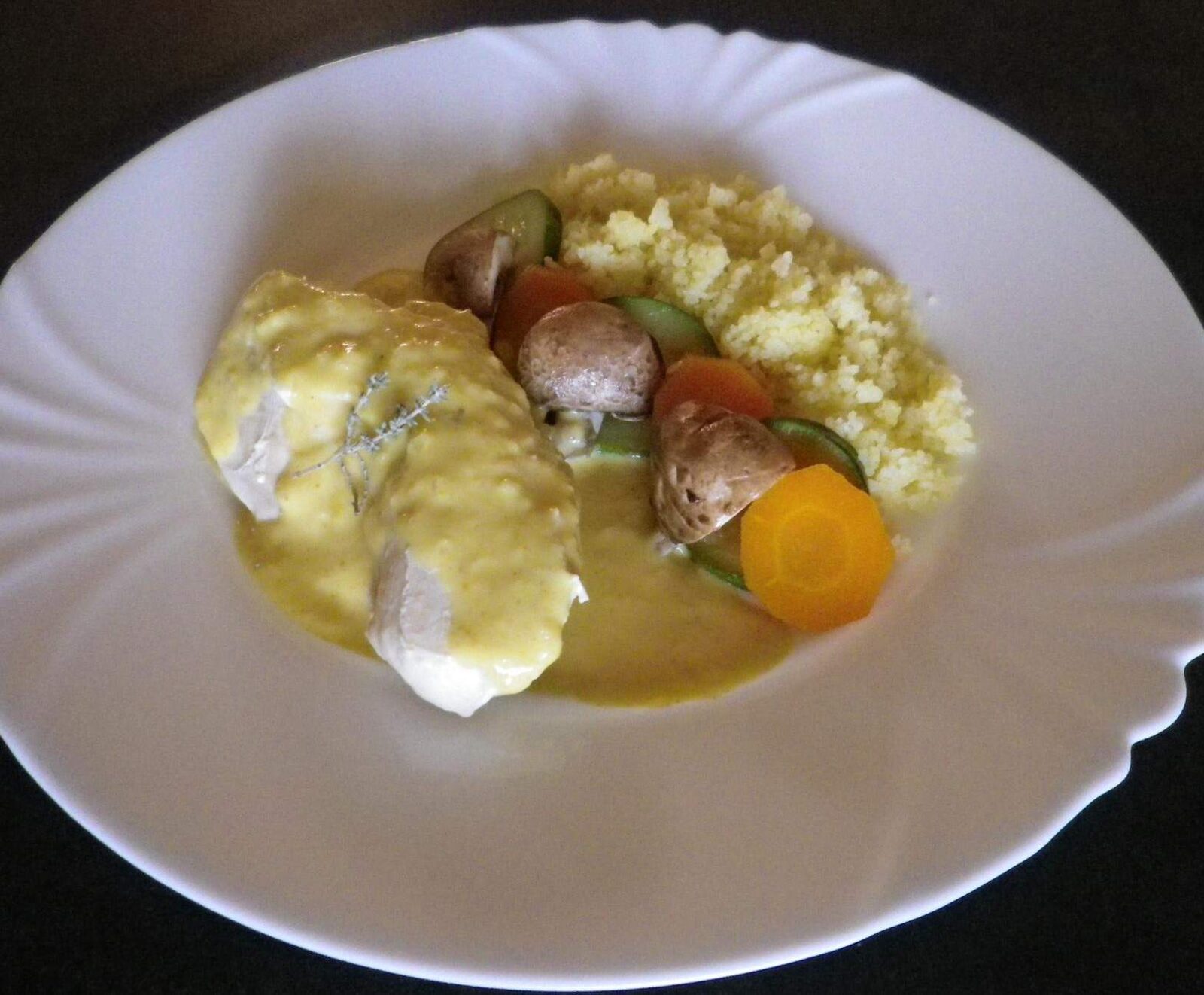 POULET VAPEUR AU CURRY,LÉGUMES ET SEMOULE DE BLE