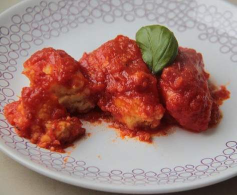 quenelle de semoule à la sauce tomate