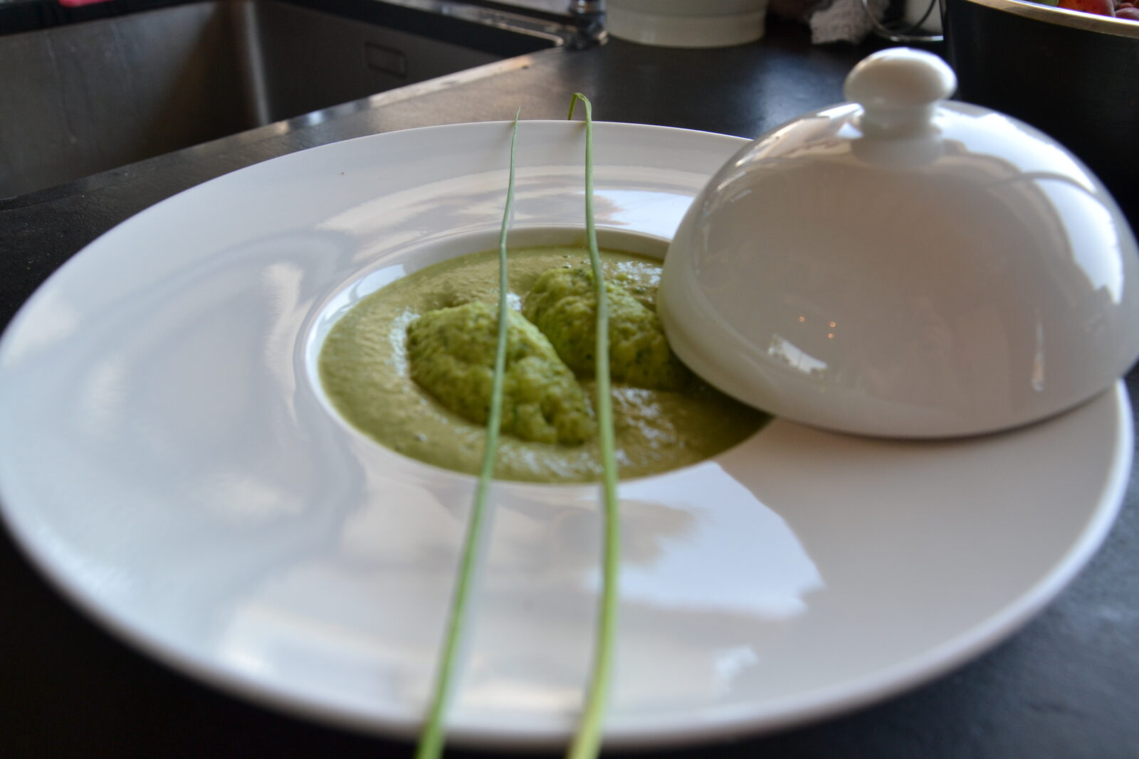 Quenelles à la roquette sur velouté de petits pois