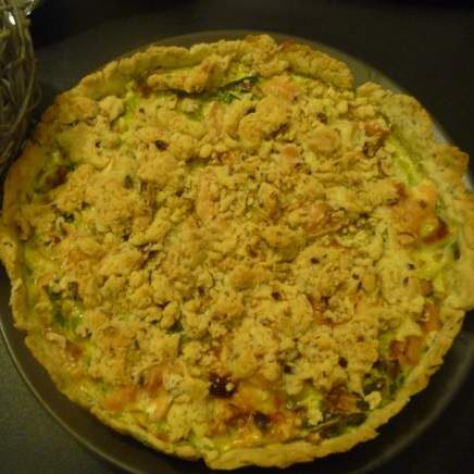 Quiche poireaux, saumon, chèvre et crumble de noisettes