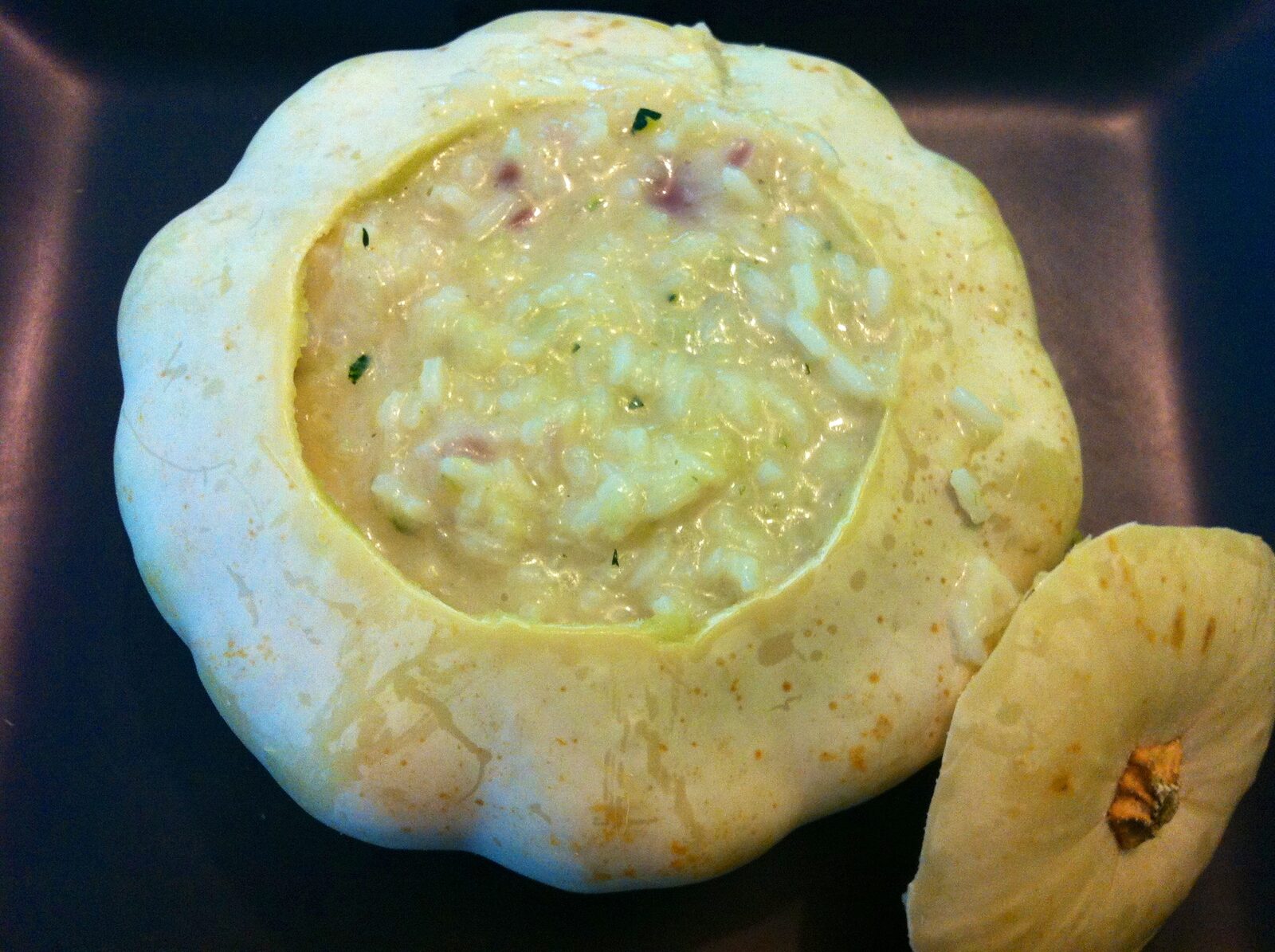 Risotto à la crème de pâtisson, oignons rouges et courgette