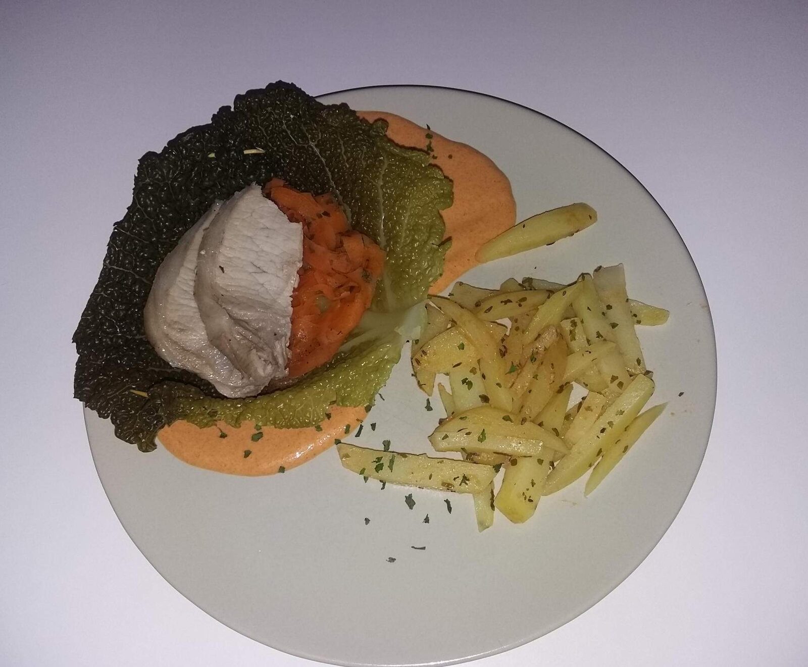 roti de porc dans sa feuille de chou , tagliatelle de carotte et frites vapeurs , sauce chorizo