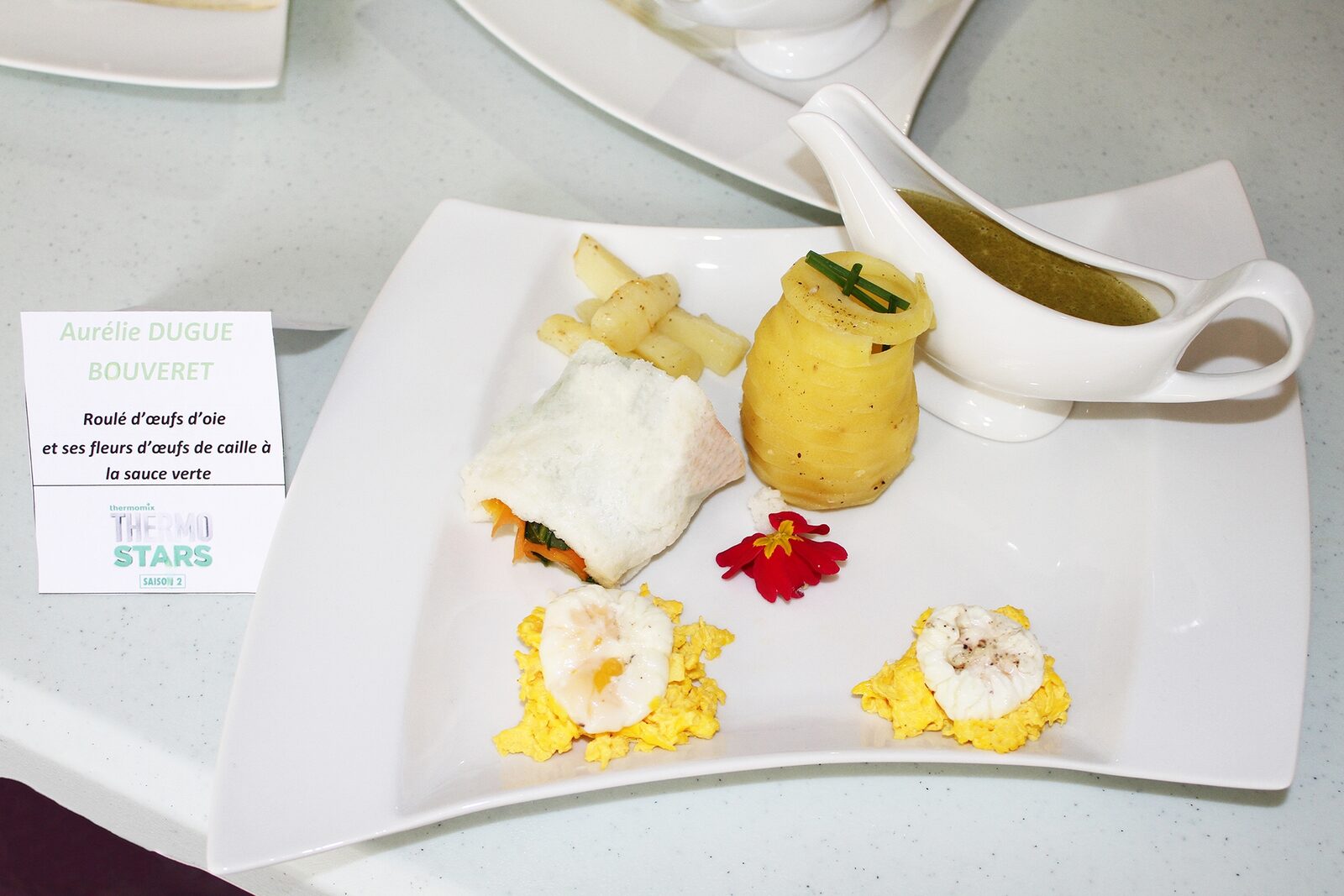 Roulé d'oeufs d'oie et ses fleurs d 'oeufs de caille à la sauce verte