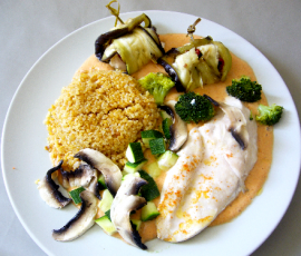 Rouleaux d'aubergine au poulet, sauce mousseline et Boulgour