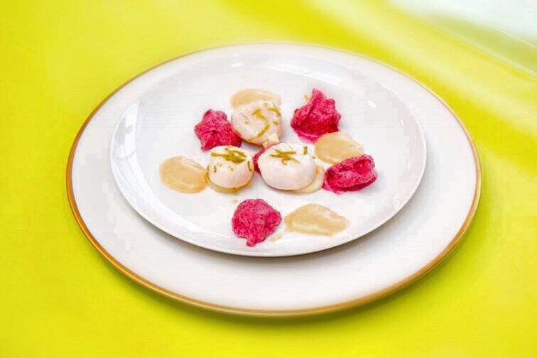 Saint Jacques au citron vert, purée de carottes de Tilcques citron gingembre et sorbet de betterave Worcestershire sauce