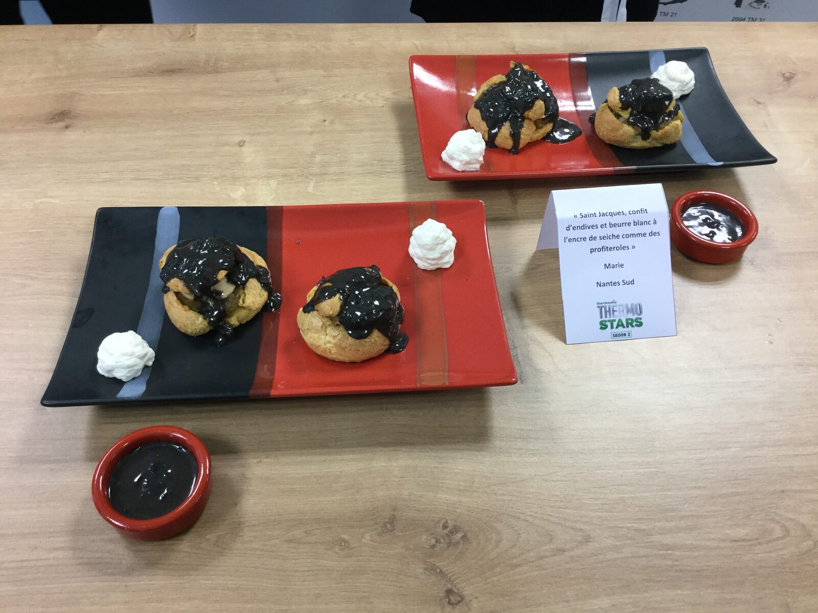 Saint-Jacques, confit d'endives et beurre blanc à l'encre de Seiche, comme des profiteroles