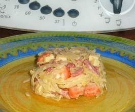 Salade Alsacienne au chou, lardons, knacki et Comté