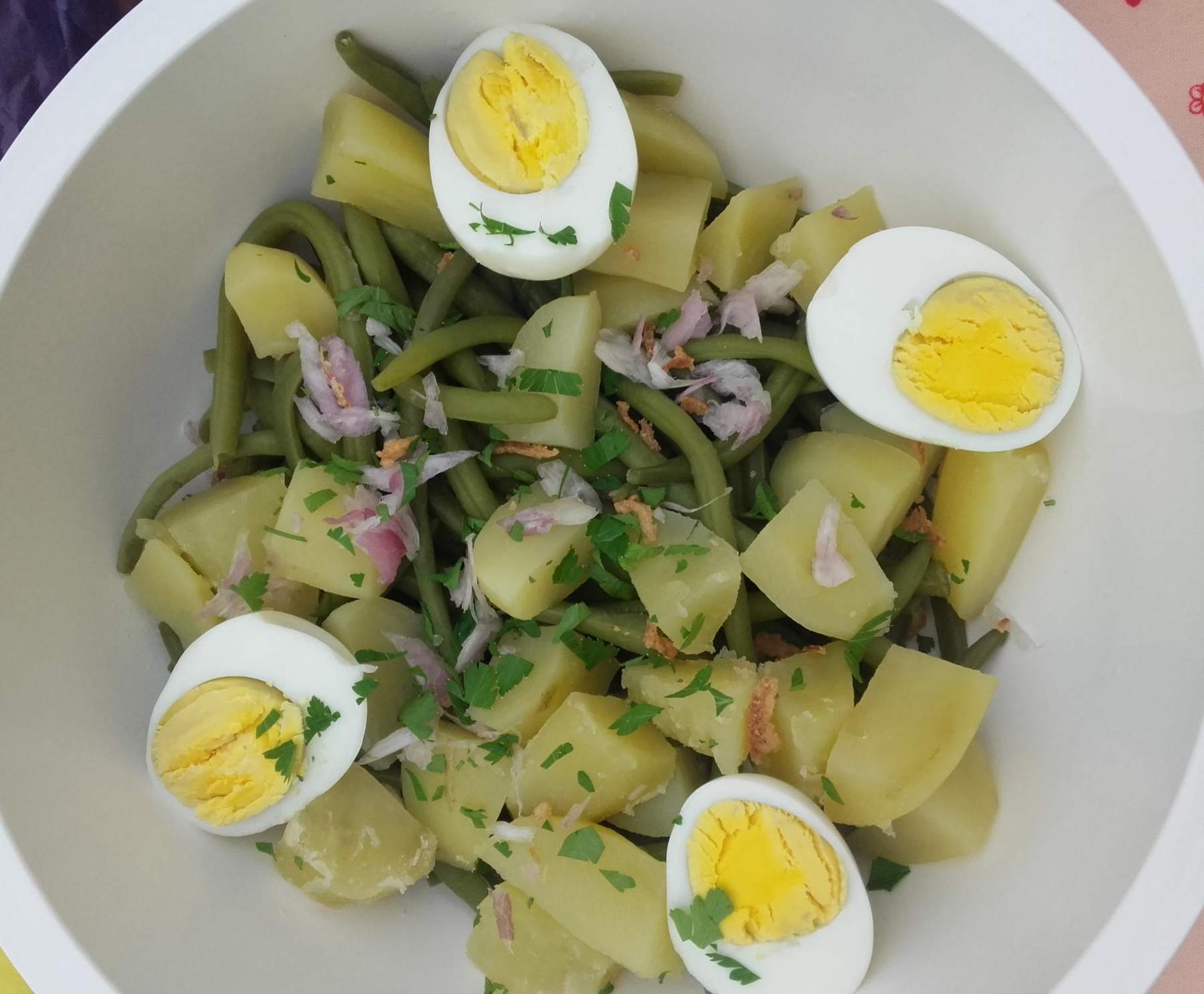Salade complète aux haricots verts, pommes de terre, tomates et oeufs