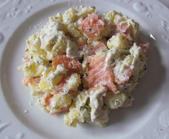 Salade de pommes de terre roseval et de saumon à la menthe