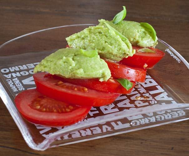 Salade de tomate à l’avocat-basilic