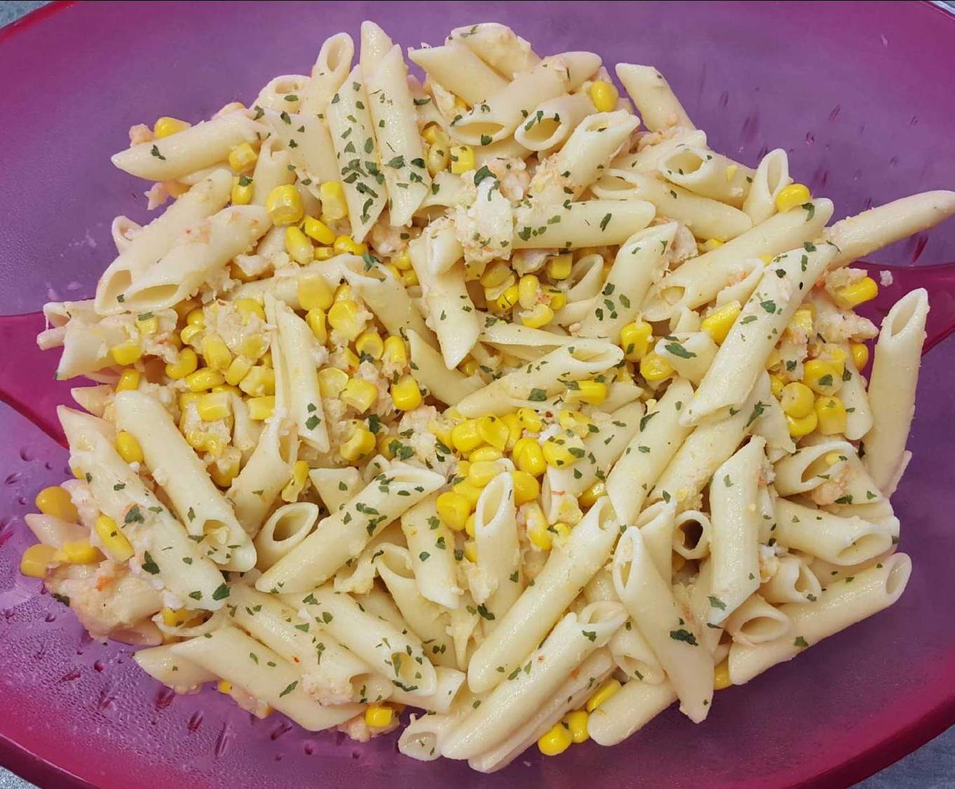 Salade estivale de pâtes aux crevettes et maïs