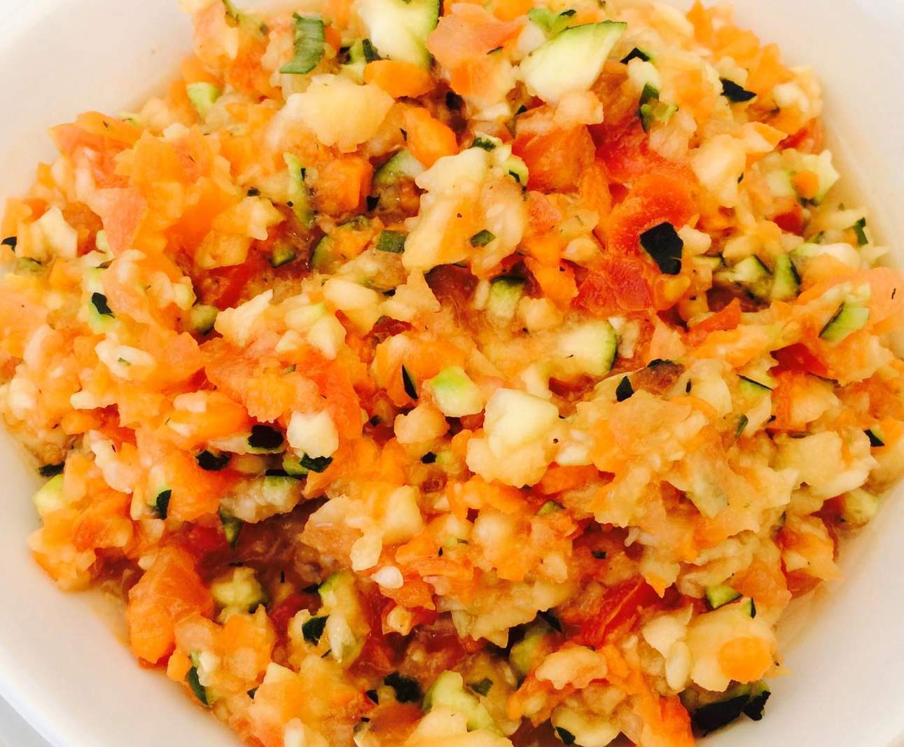 Salade fraîcheur courgettes-pommes-carottes-tomates-poivrons au vinaigre de framboises et sirop d'agave