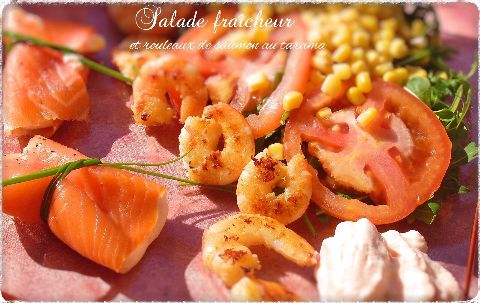 Salade fraîcheur et rouleaux de saumon au tarama