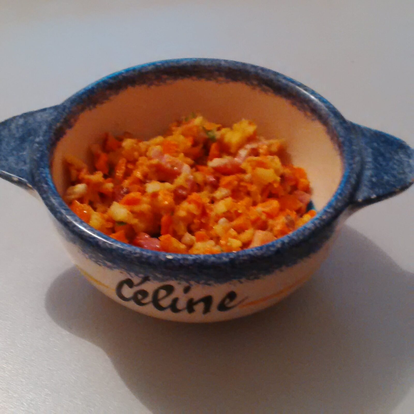 Salade fraîcheur pomme, carotte, lardons et noix