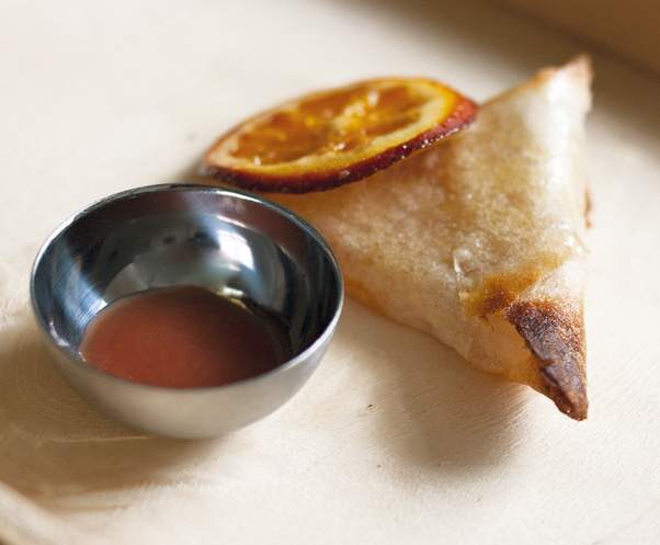 Samossa de fruits frais et son coulis de pêches