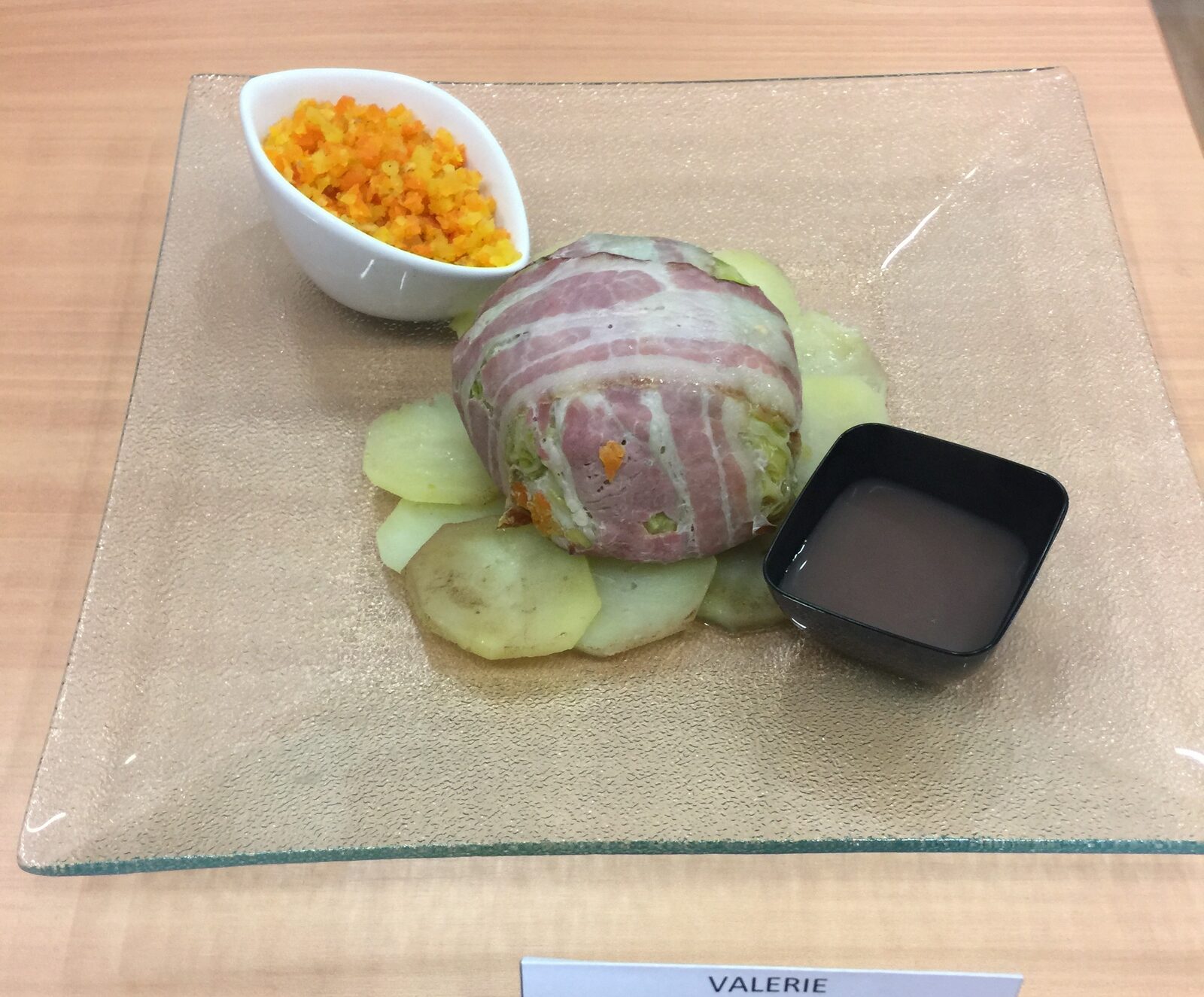 Sandre aux petits légumes en habit de chou et de lard, jus réduit au pinot noir d'Alsace