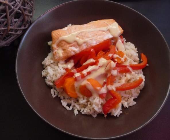 Saumon, légumes, riz, sauce au safran