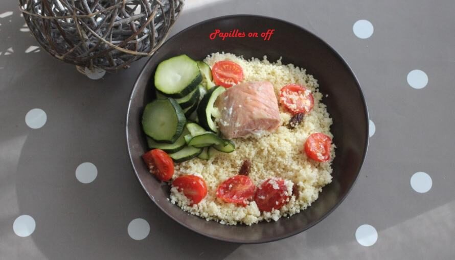 Saumon mariné, semoule épicée et légumes