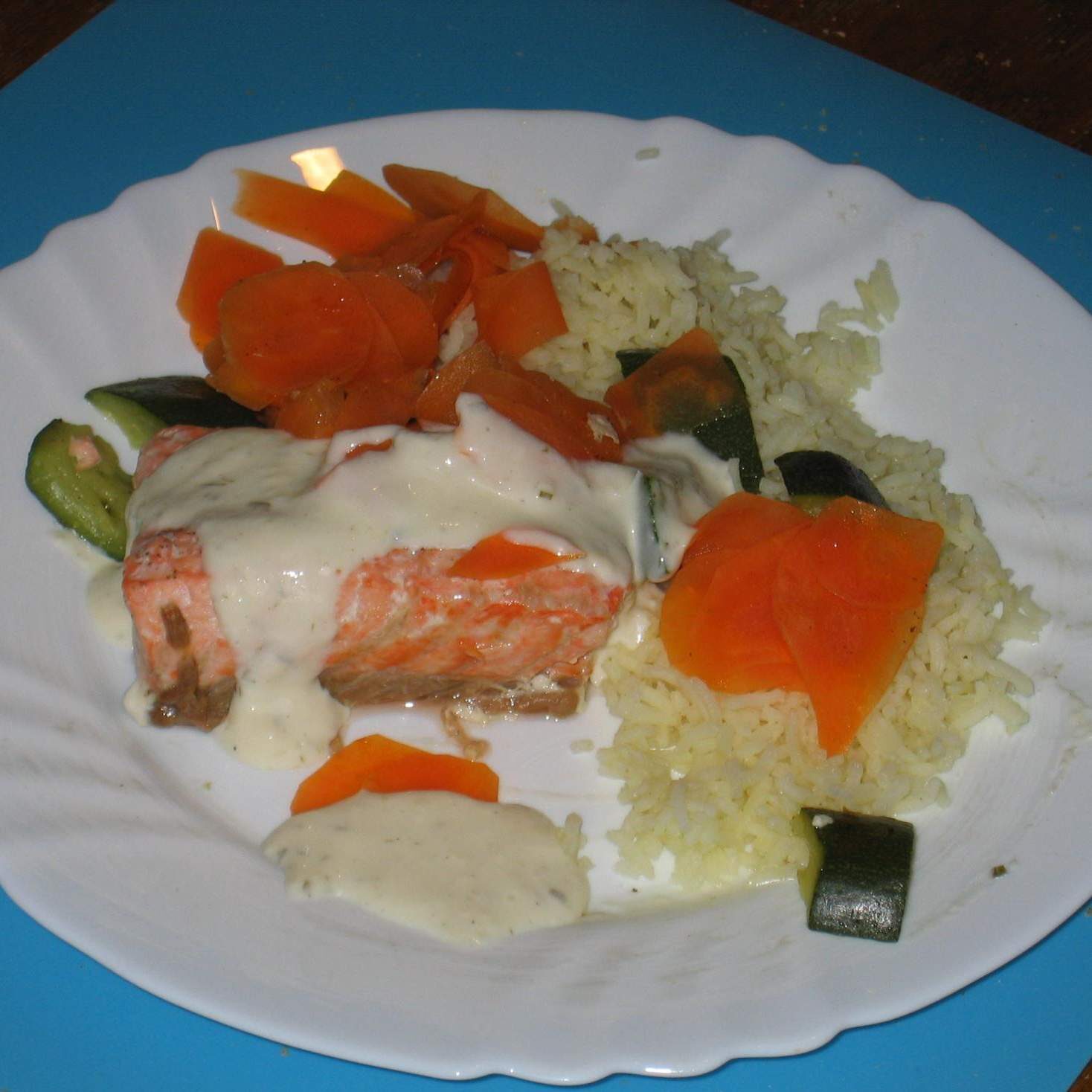 Saumon riz petits légumes et sauce au citron