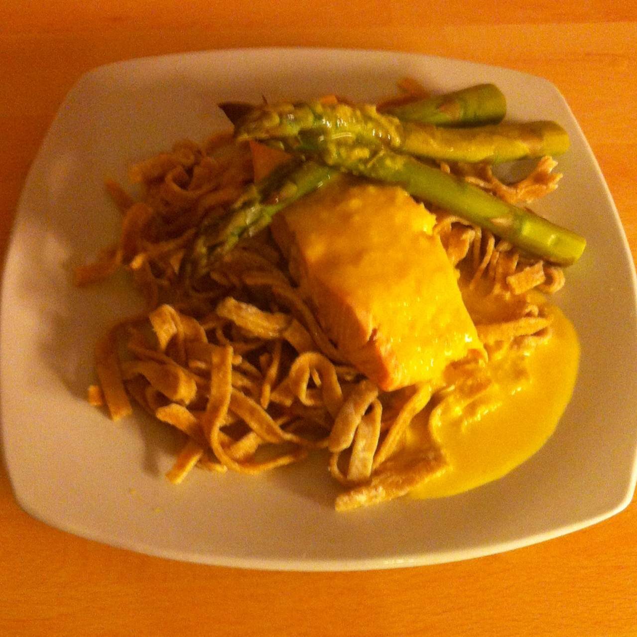 saumon vapeur, sauce safran et céleri branche