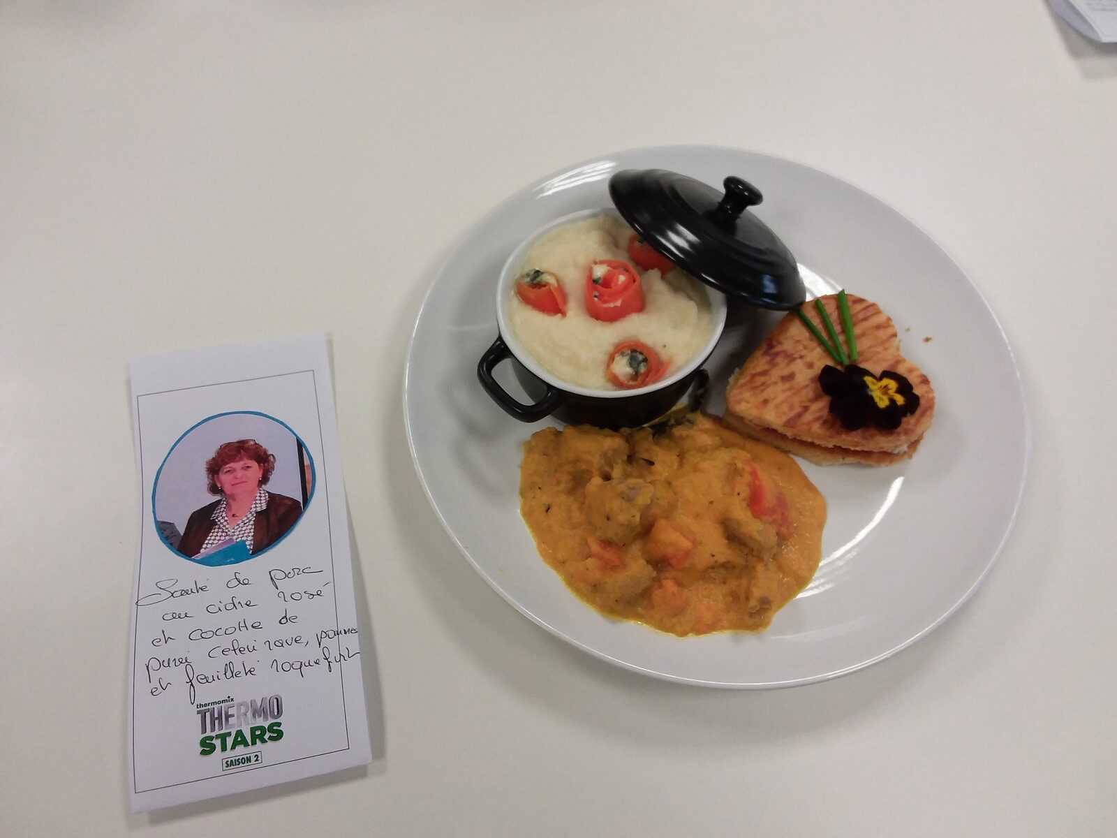 Sauté de porc au cidre rosé et cocotte de purée celeri rave, pomme sur lit de roquefort et feuilleté roquefort