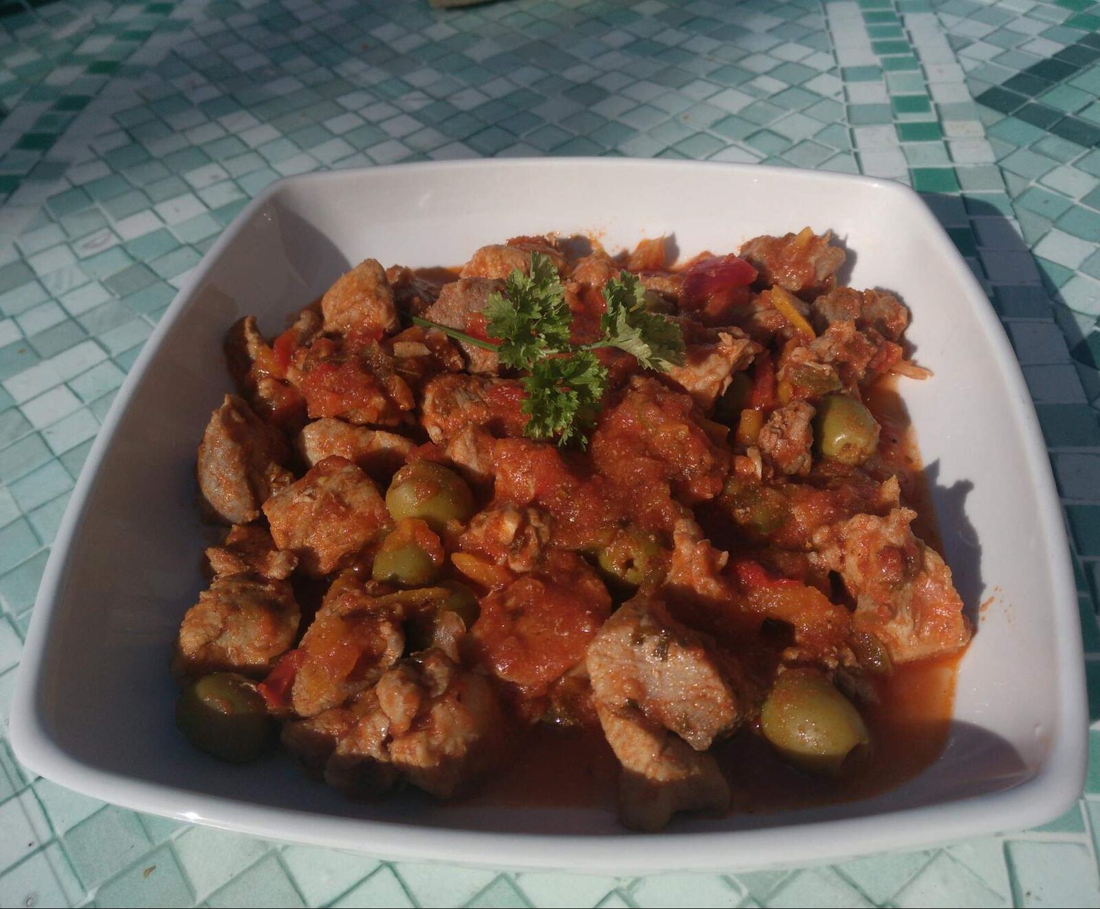 Sauté de porc aux olives et au poivron