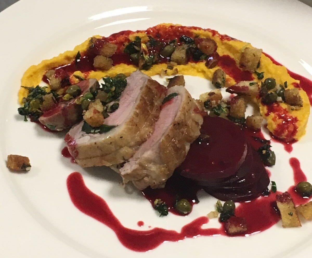 Selle d'agneau du Poitou,jus de betterave au pineau et sa garniture