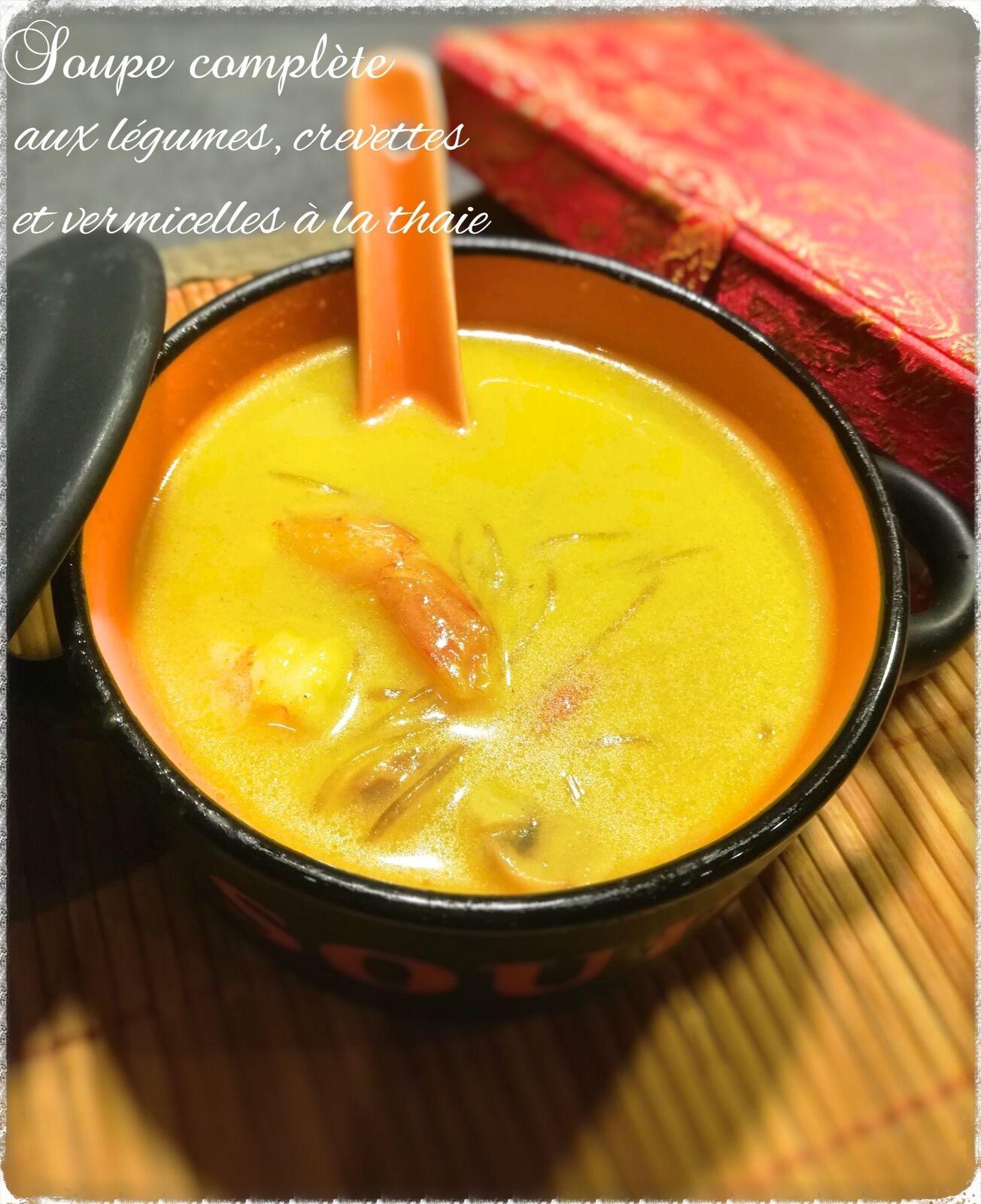 Soupe complète aux légumes, crevettes et vermicelles à la thaïe