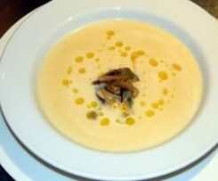 Soupe de céleri-rave, parmesan et champignons de paris