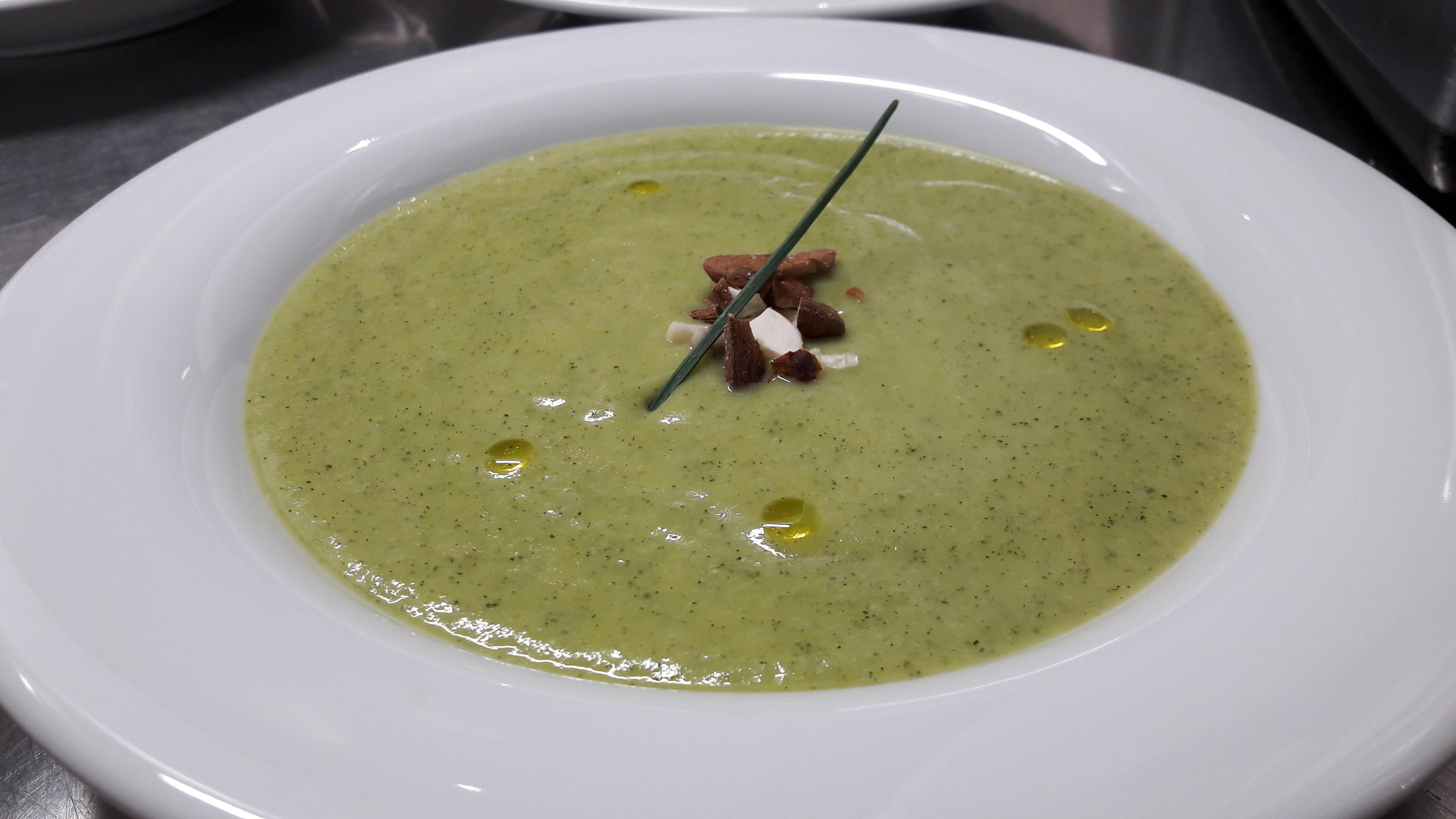 Soupe de courgette et ail au lait d amande