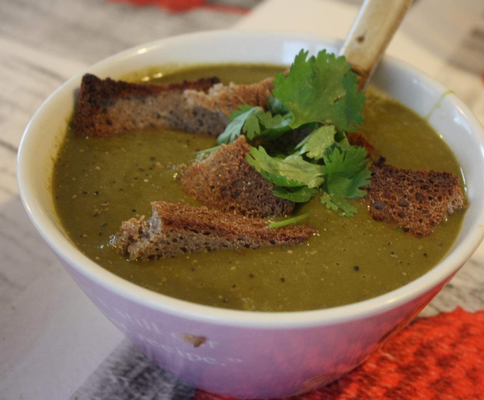 Soupe de fanes de betterave au lait de coco