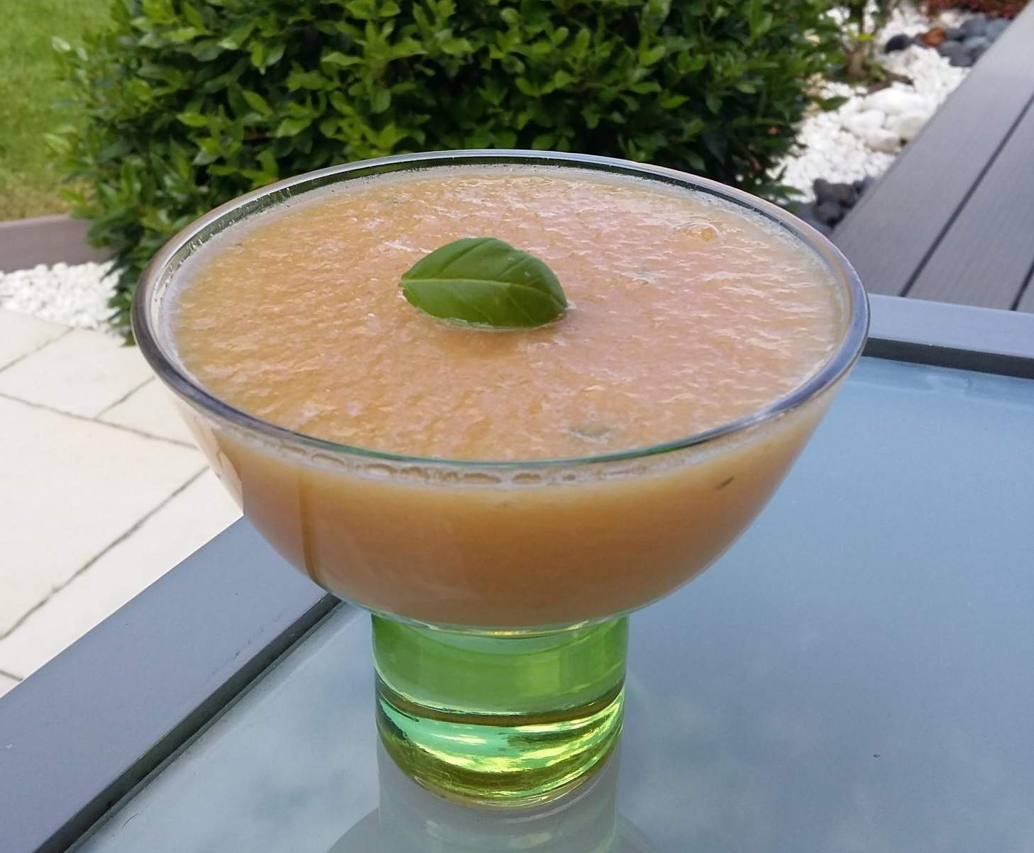 Soupe de pêches au basilic