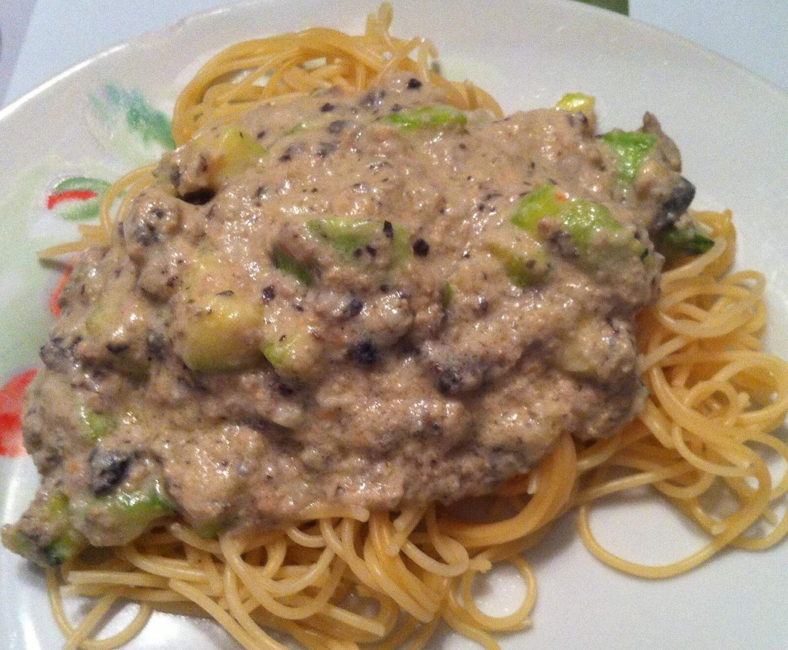 Spaghettis au saumon fumé, courgettes et champignons