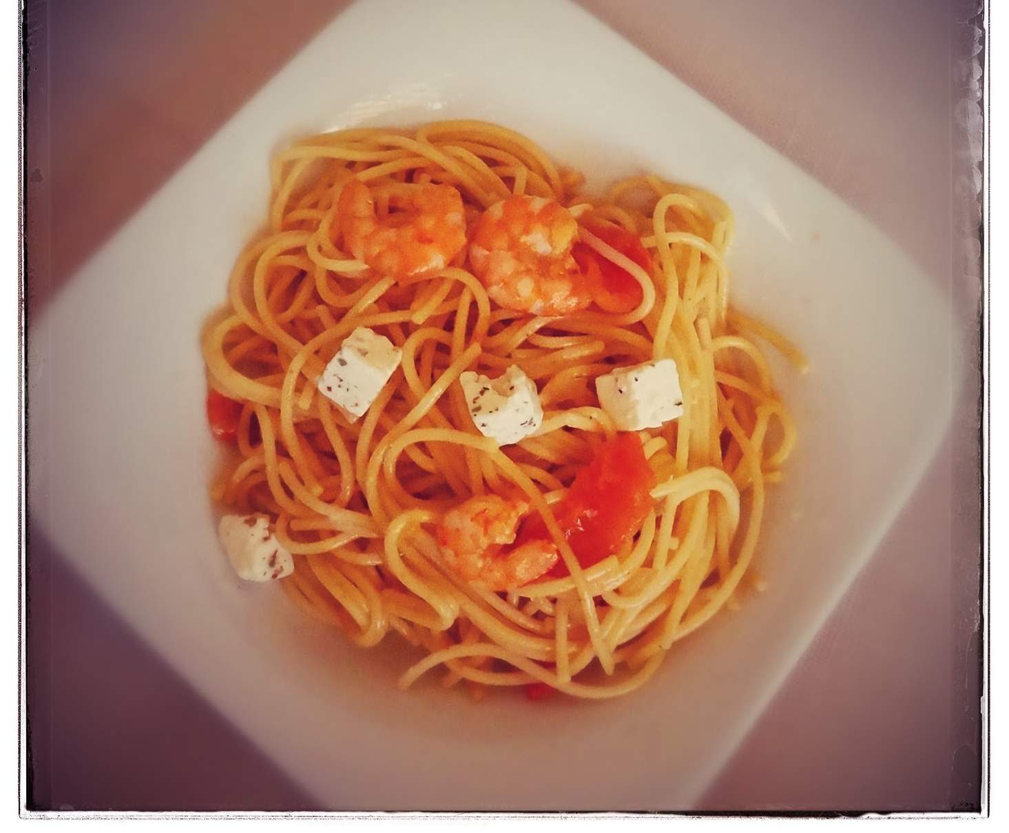 Spaghettis aux crevettes et à la feta