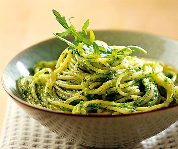 Spaghettis ou linguine au pesto d'épinards et avocat