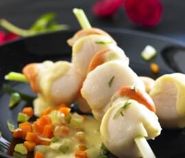 Spécial fêtes - Brochettes de Saint-Jacques, sauce citronnelle et orange